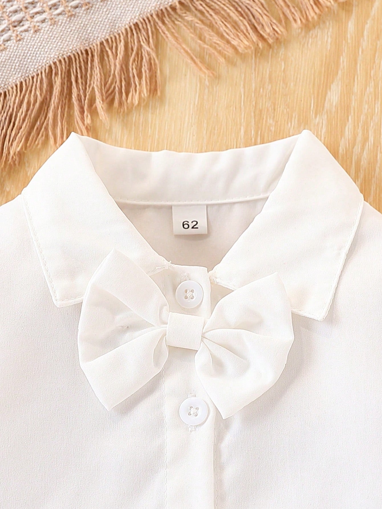 Prenda blanca conjunto para bebe detalle de cuello camisero y moño decorativo