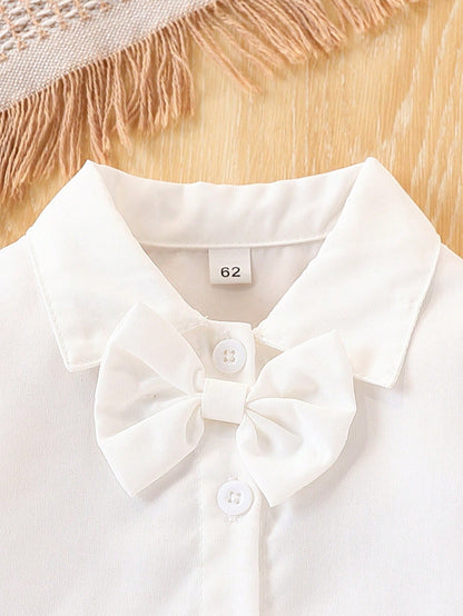 Prenda blanca conjunto para bebe detalle de cuello camisero y moño decorativo