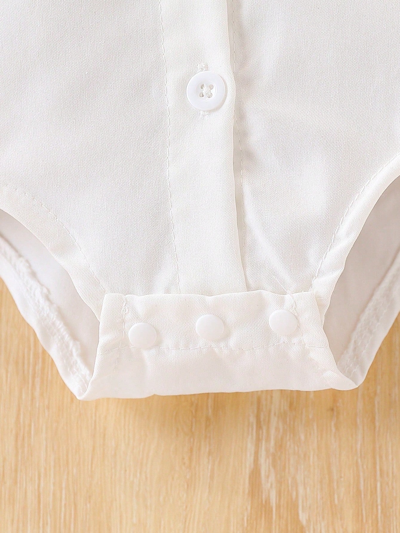 Prenda blanca conjunto para bebe detalle de broches inferiores del body