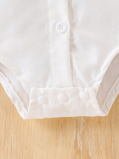 Prenda blanca conjunto para bebe detalle de broches inferiores del body