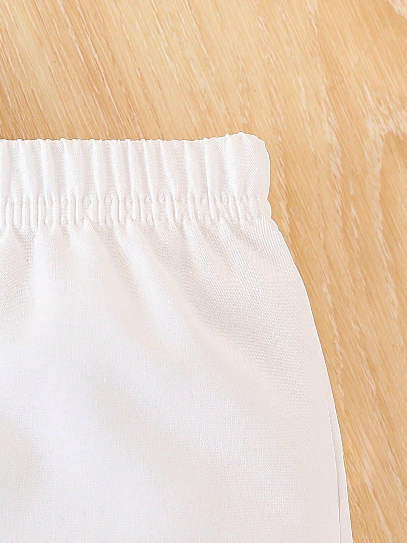 Prenda blanca conjunto para bebe detalle de pantalón blanco con cintura elástica