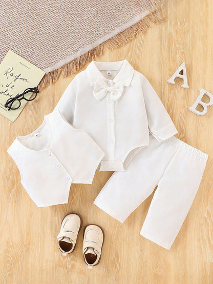 Prenda blanca conjunto para bebe con body, chaleco y pantalón vista frontal