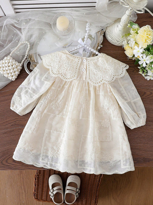 Prenda crema vestido para bebe con cuello bordado floral vista trasera