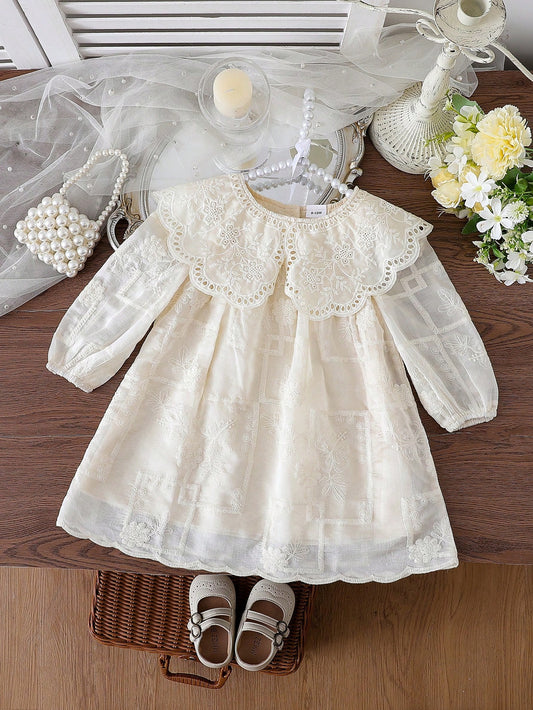 Prenda crema vestido para bebe con cuello bordado floral vista frontal