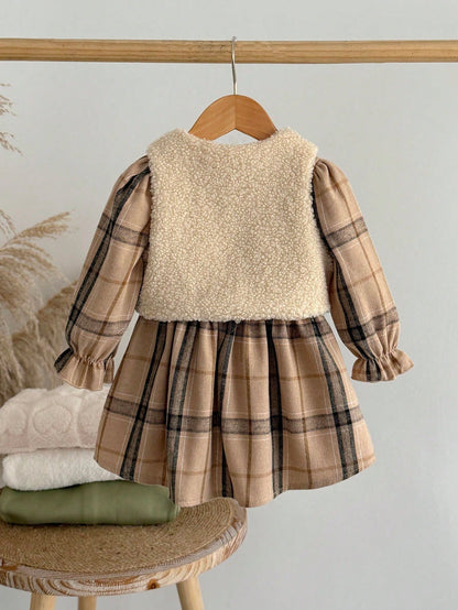 Prenda beige vestido para bebe con chaleco peluche y cuadros vista trasera

