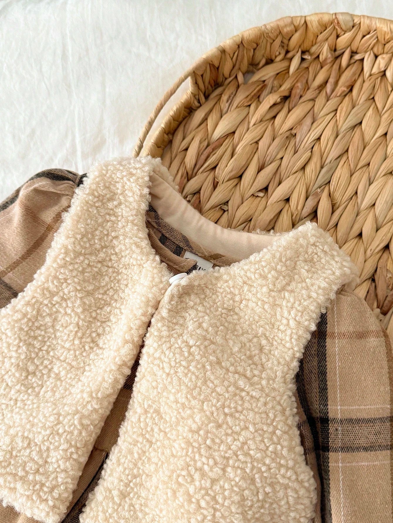 Prenda beige vestido para bebe detalle de chaleco peluche suave

