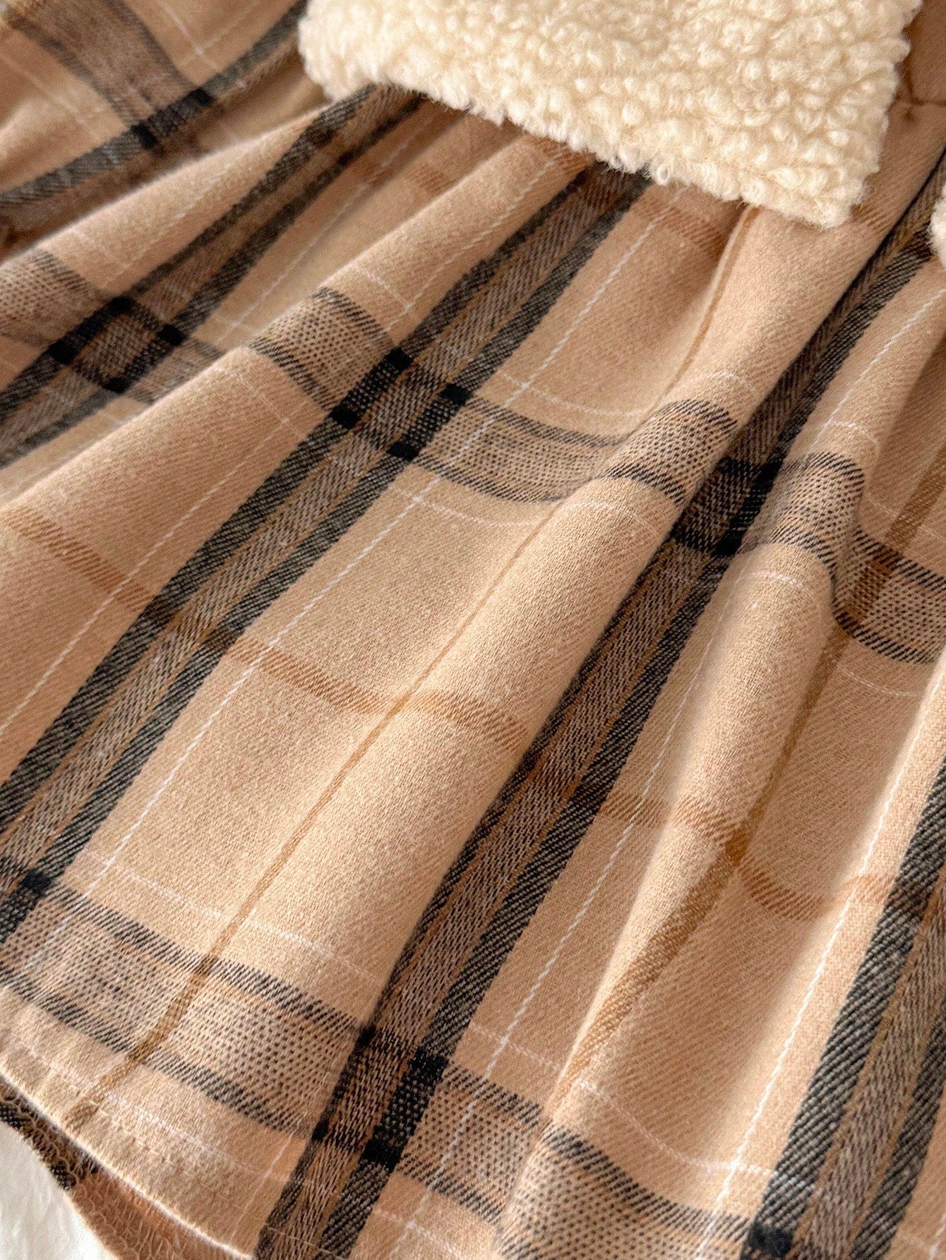 Prenda beige vestido para bebe detalle de tela a cuadros