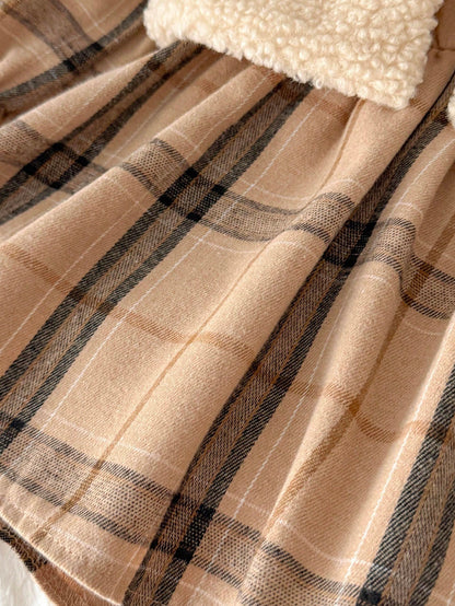 Prenda beige vestido para bebe detalle de tela a cuadros