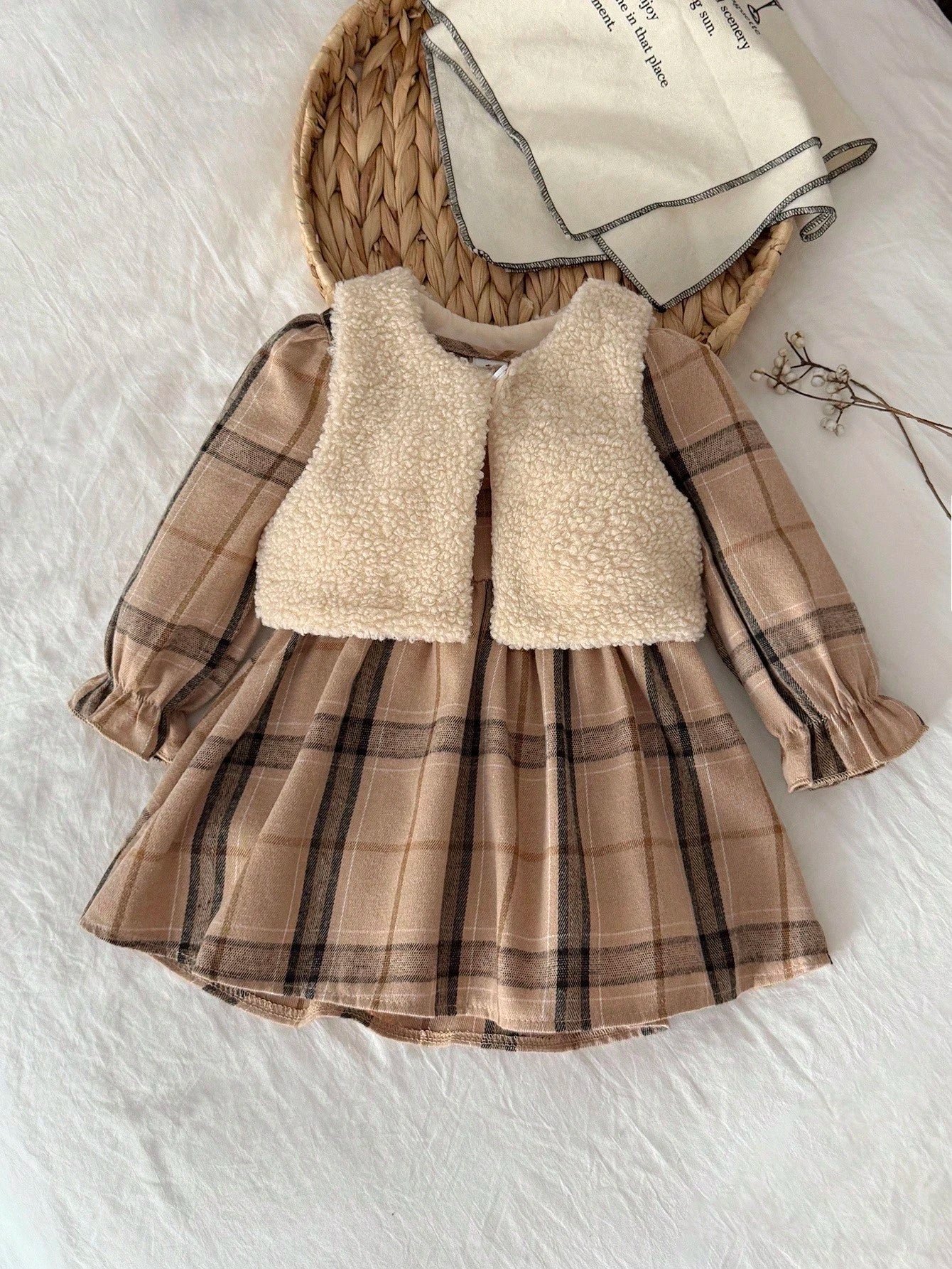 Prenda beige vestido para bebe con chaleco peluche y cuadros vista frontal
