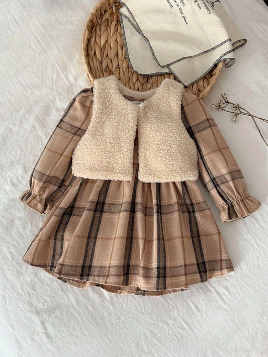 Prenda beige vestido para bebe con chaleco peluche y cuadros vista frontal
