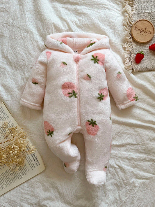 Mameluco rosa de felpa para bebe con estampado de fresas vista frontal