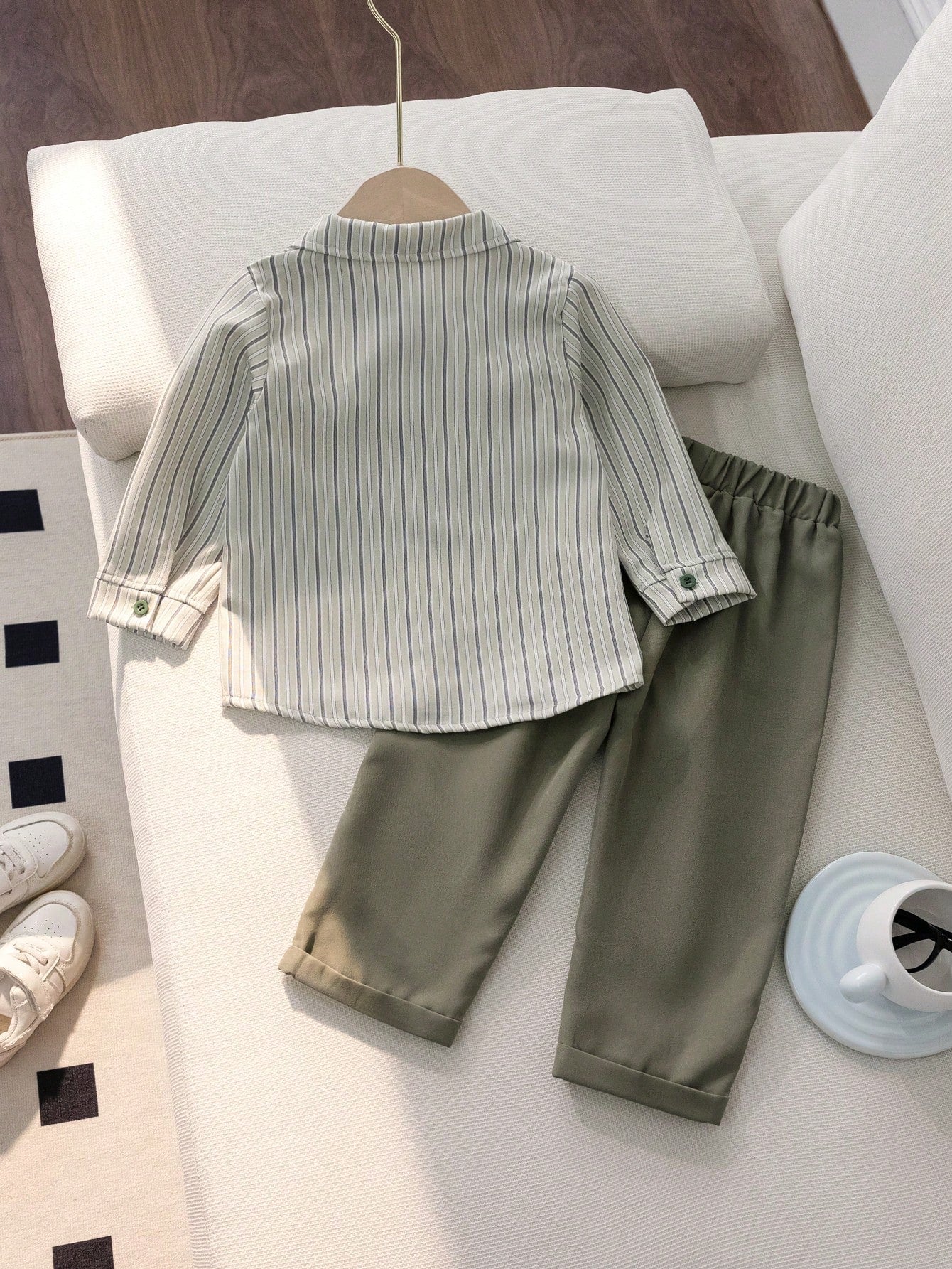 Prenda verde oliva conjunto para bebe con moño y camisa a rayas vista trasera