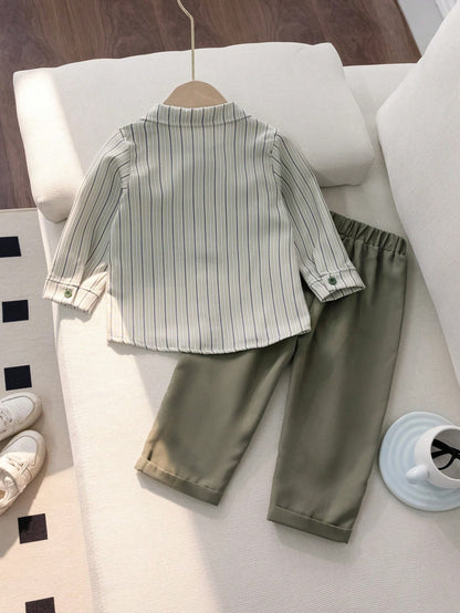 Prenda verde oliva conjunto para bebe con moño y camisa a rayas vista trasera