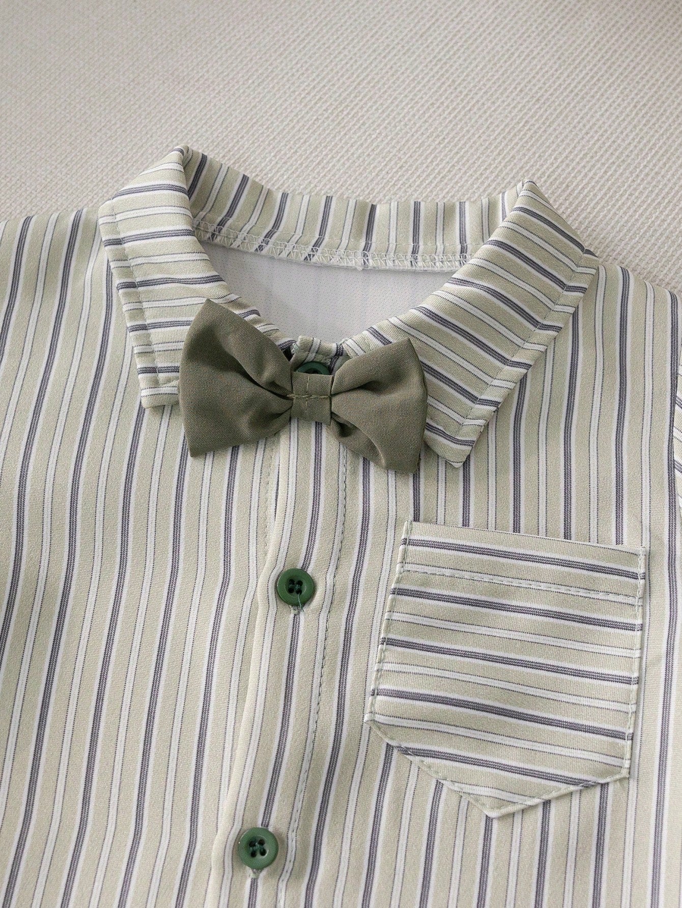 Prenda verde oliva conjunto para bebe con detalle de moño y bolsillo frontal