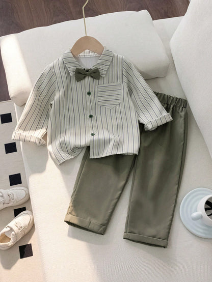 Prenda verde oliva conjunto para bebe con moño y camisa a rayas vista frontal