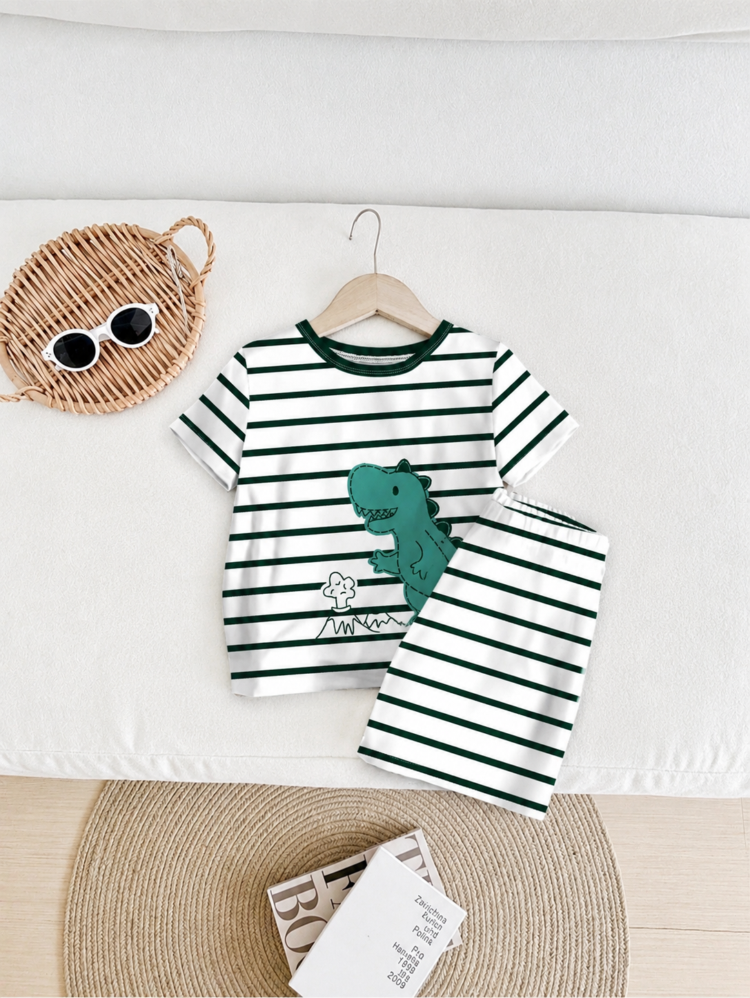 Prenda blanca pijama para bebe con dinosaurio verde vista frontal
