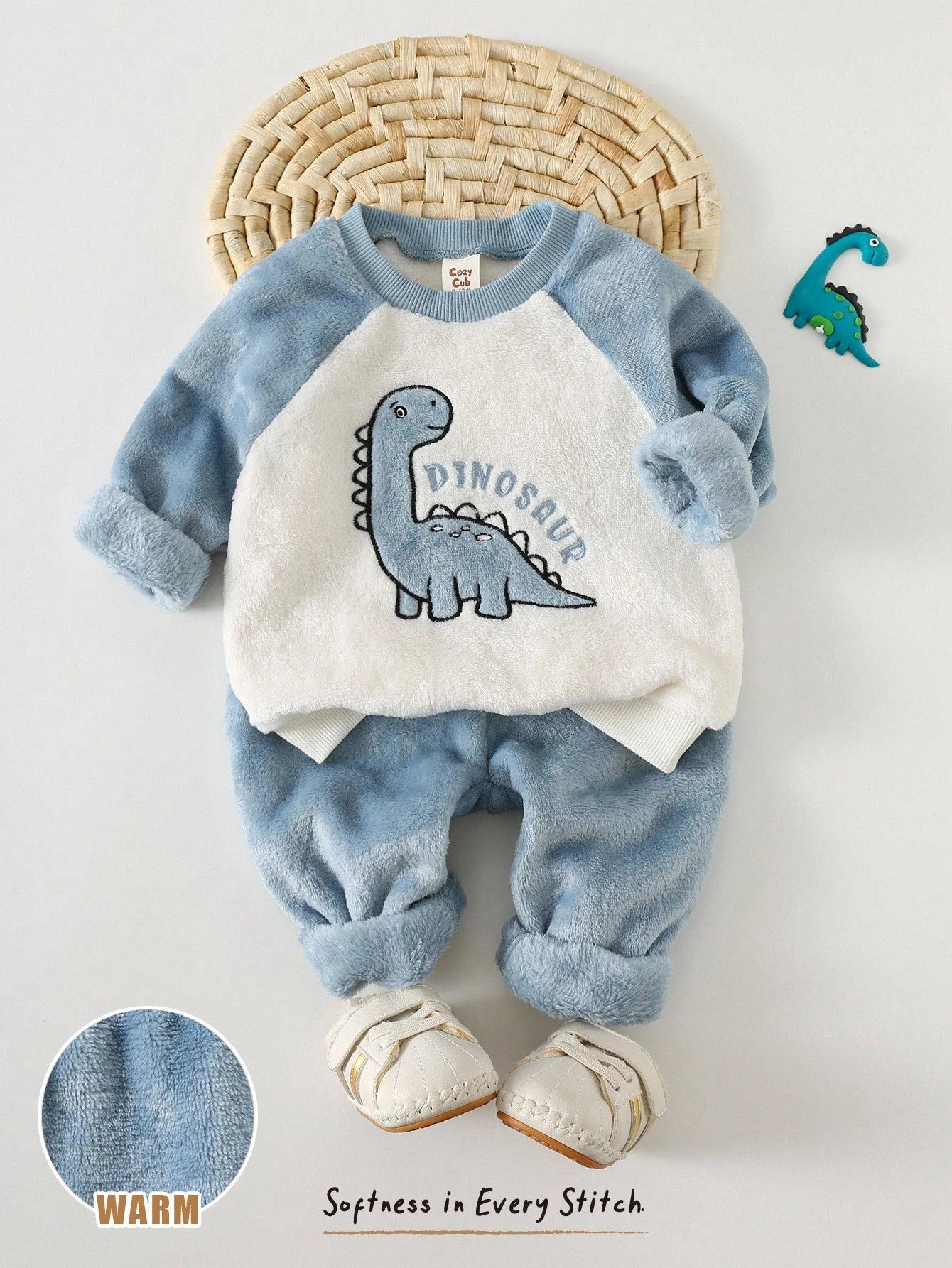 Conjunto azul con estampado de dinosaurio de felpa cálida