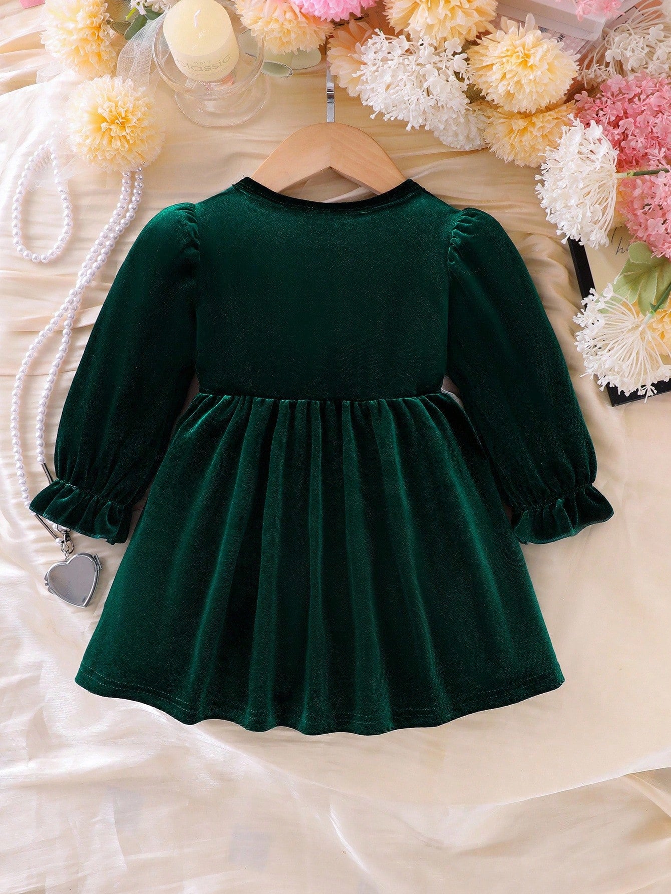 Prenda verde vestido de terciopelo para bebe con falda amplia vista trasera