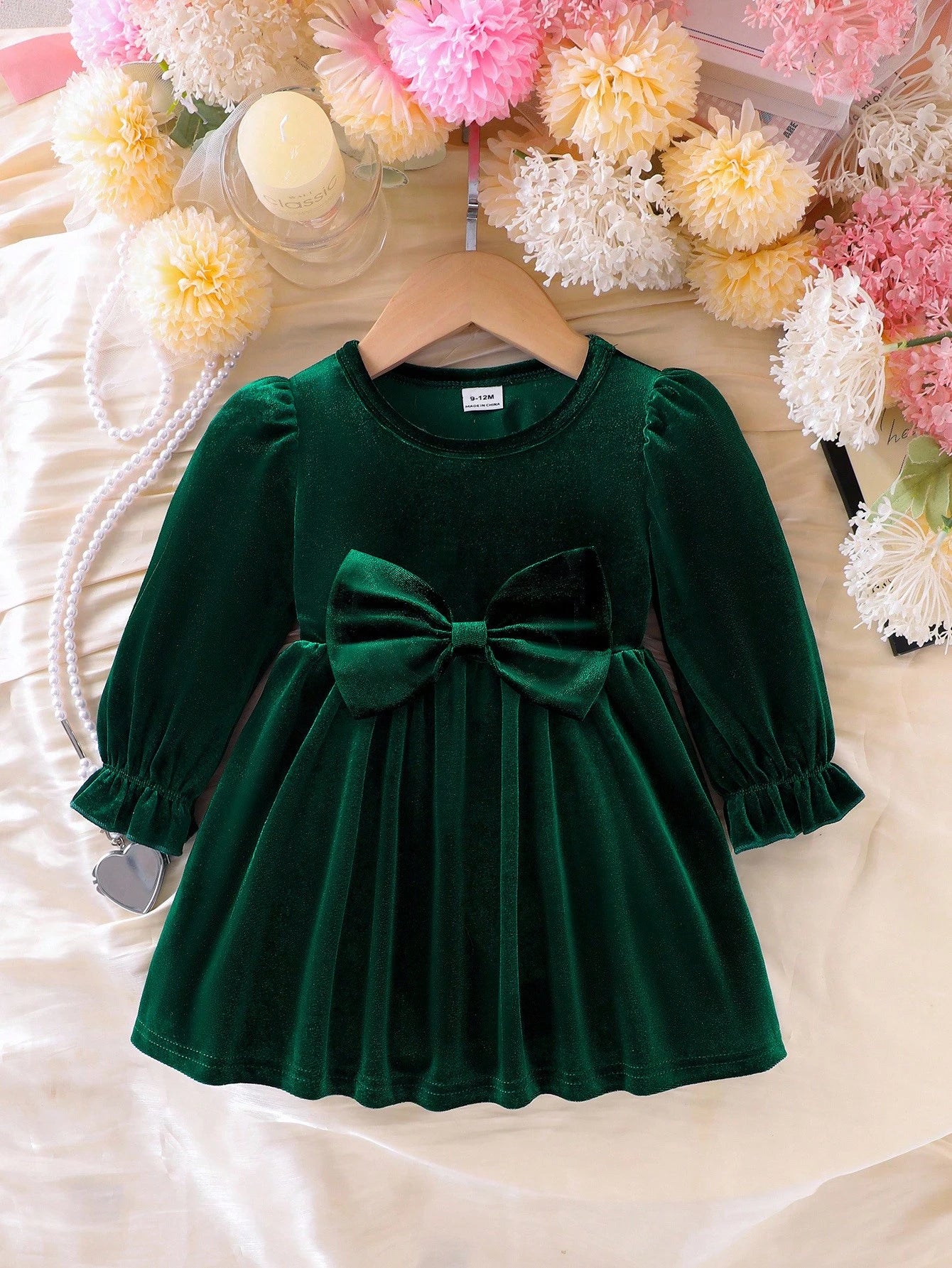 Prenda verde vestido de terciopelo para bebe con lazo grande vista frontal