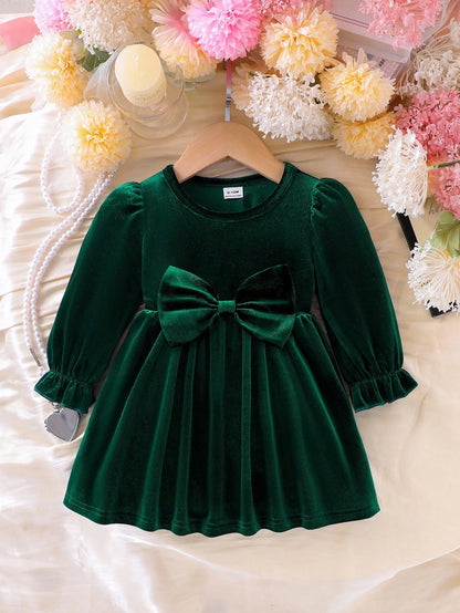 Prenda verde vestido de terciopelo para bebe con lazo grande vista frontal