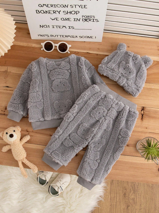 Conjunto gris de felpa para bebé con pantalón largo y gorro de orejitas, vista posterior.