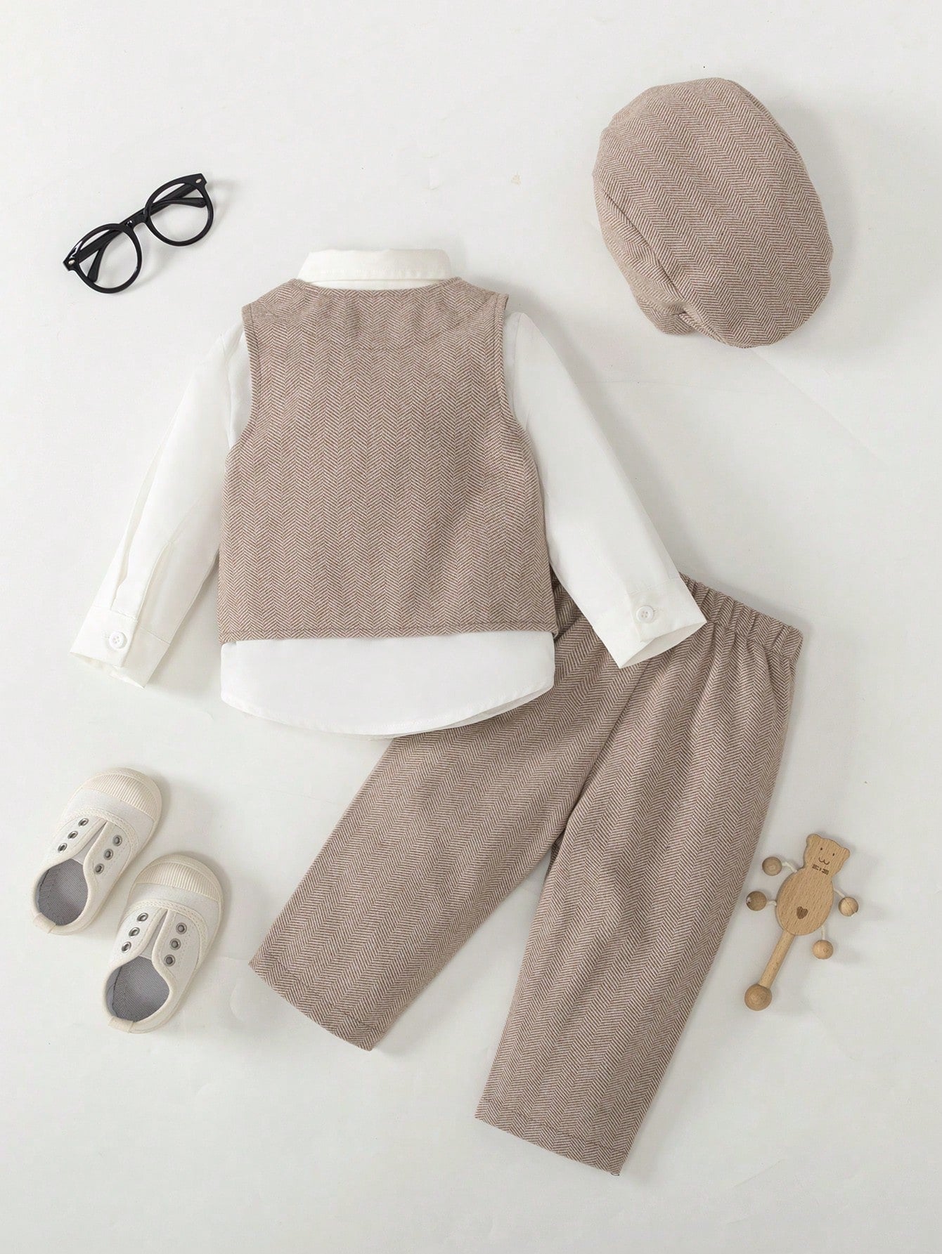 Prenda beige conjunto para bebe con chaleco y pantalón vista trasera