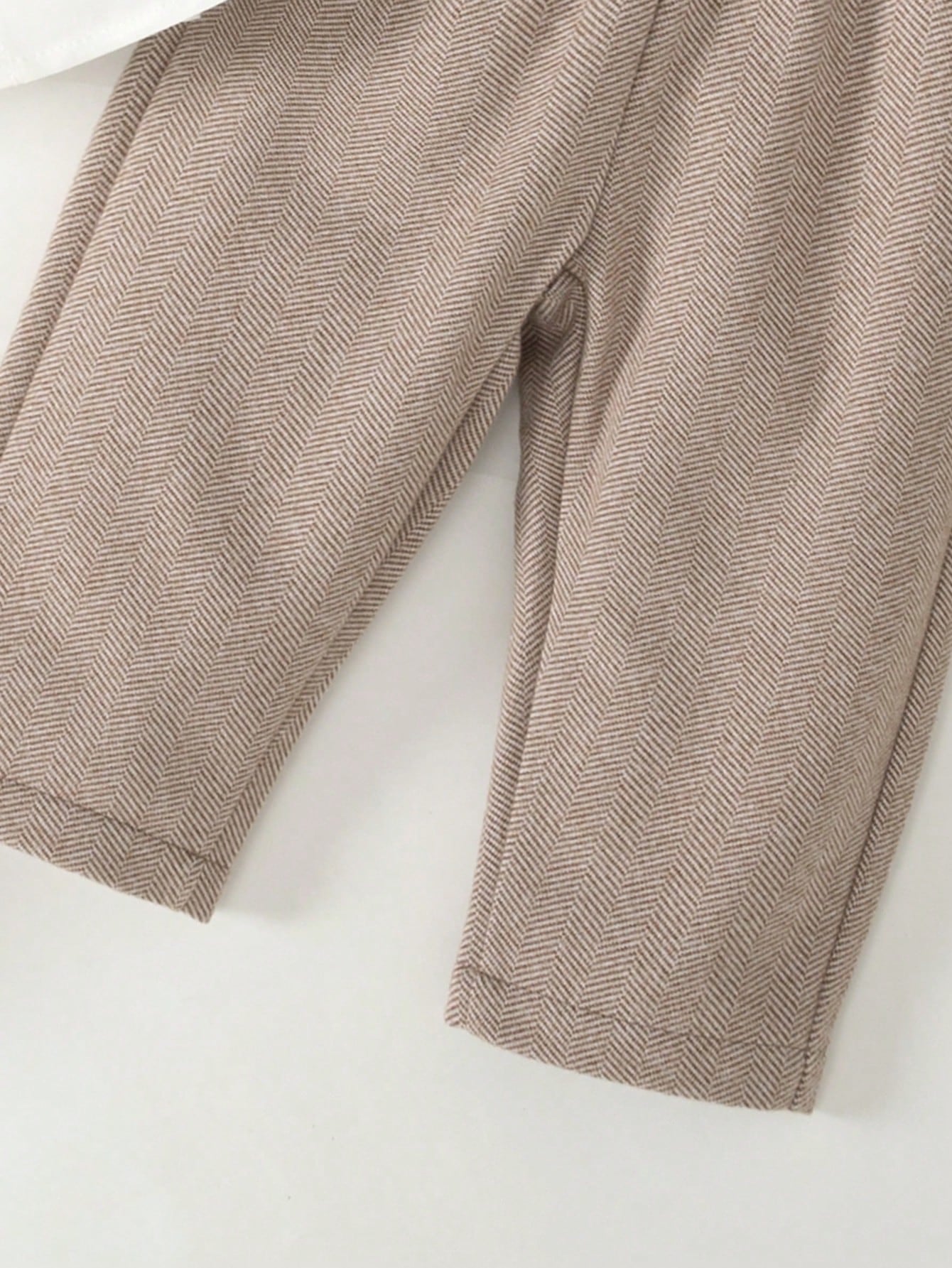 Prenda beige conjunto para bebe con detalle de pantalón textura espiga