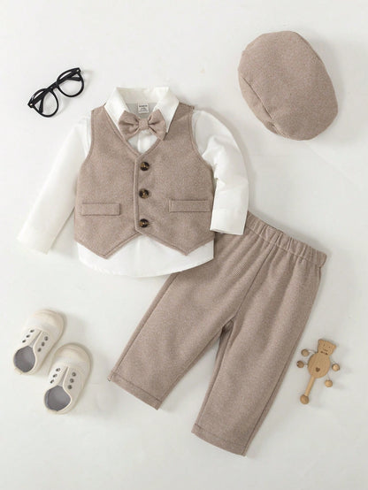 Prenda beige conjunto para bebe con chaleco pantalón moño y gorra vista frontal