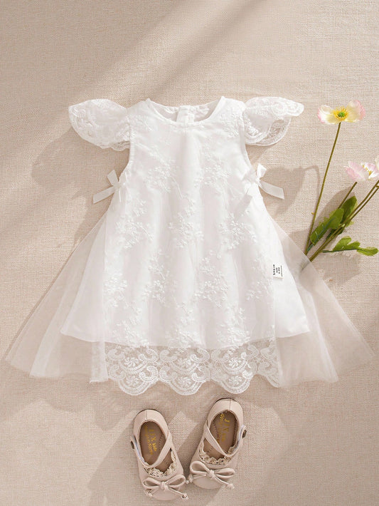 Prenda blanca vestido de tul bordado para bebe vista frontal con encaje
