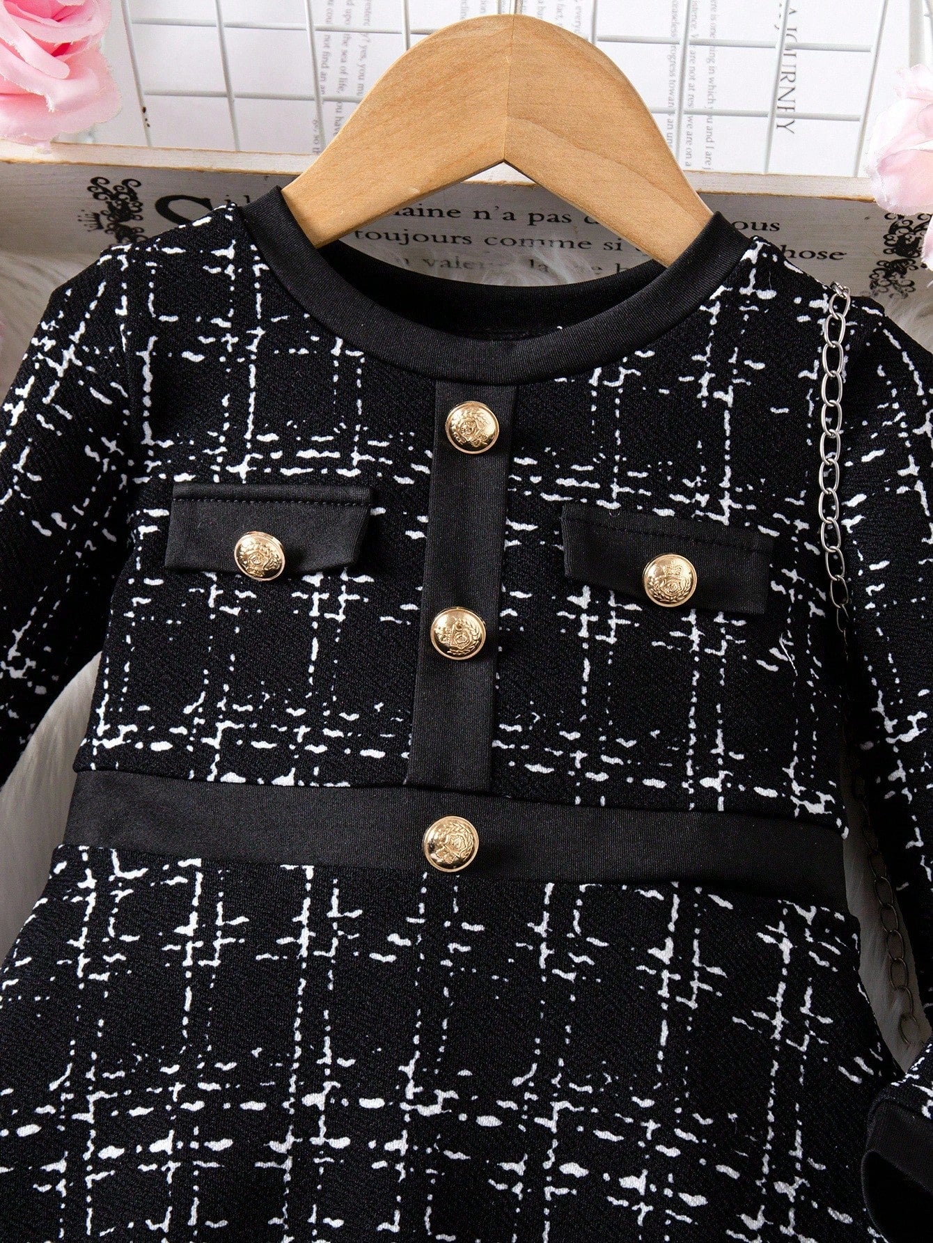 Prenda negro vestido para bebe detalle de botones dorados
