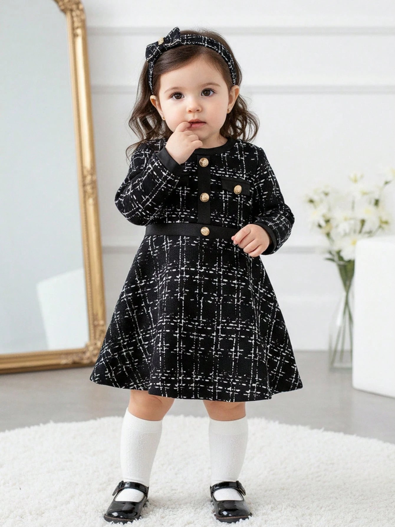 Prenda negro vestido para bebe detalle de tela a cuadros