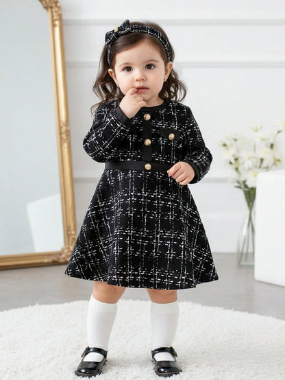 Prenda negro vestido para bebe detalle de tela a cuadros