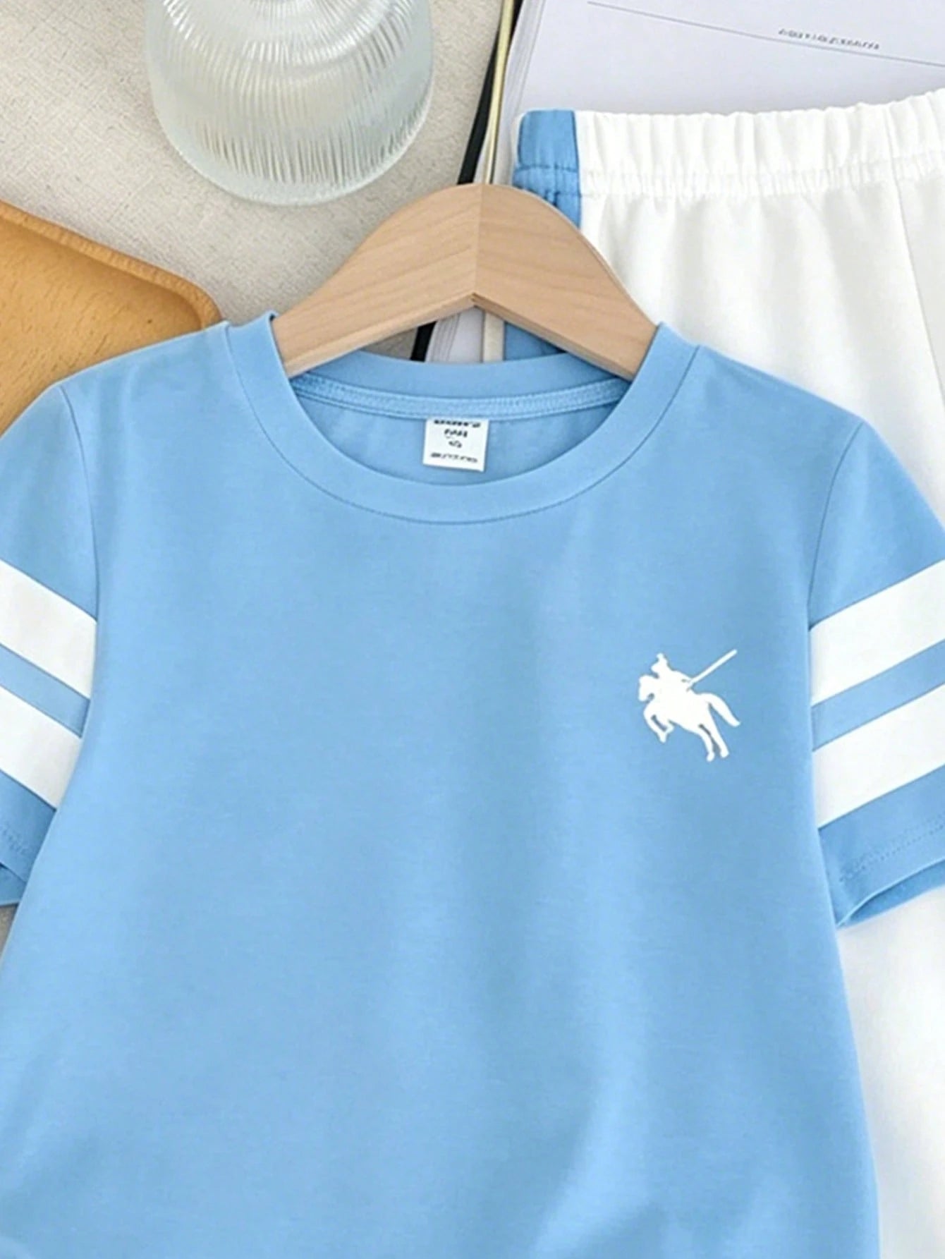 Prenda celeste conjunto deportivo para bebe con detalle de camiseta deportiva
