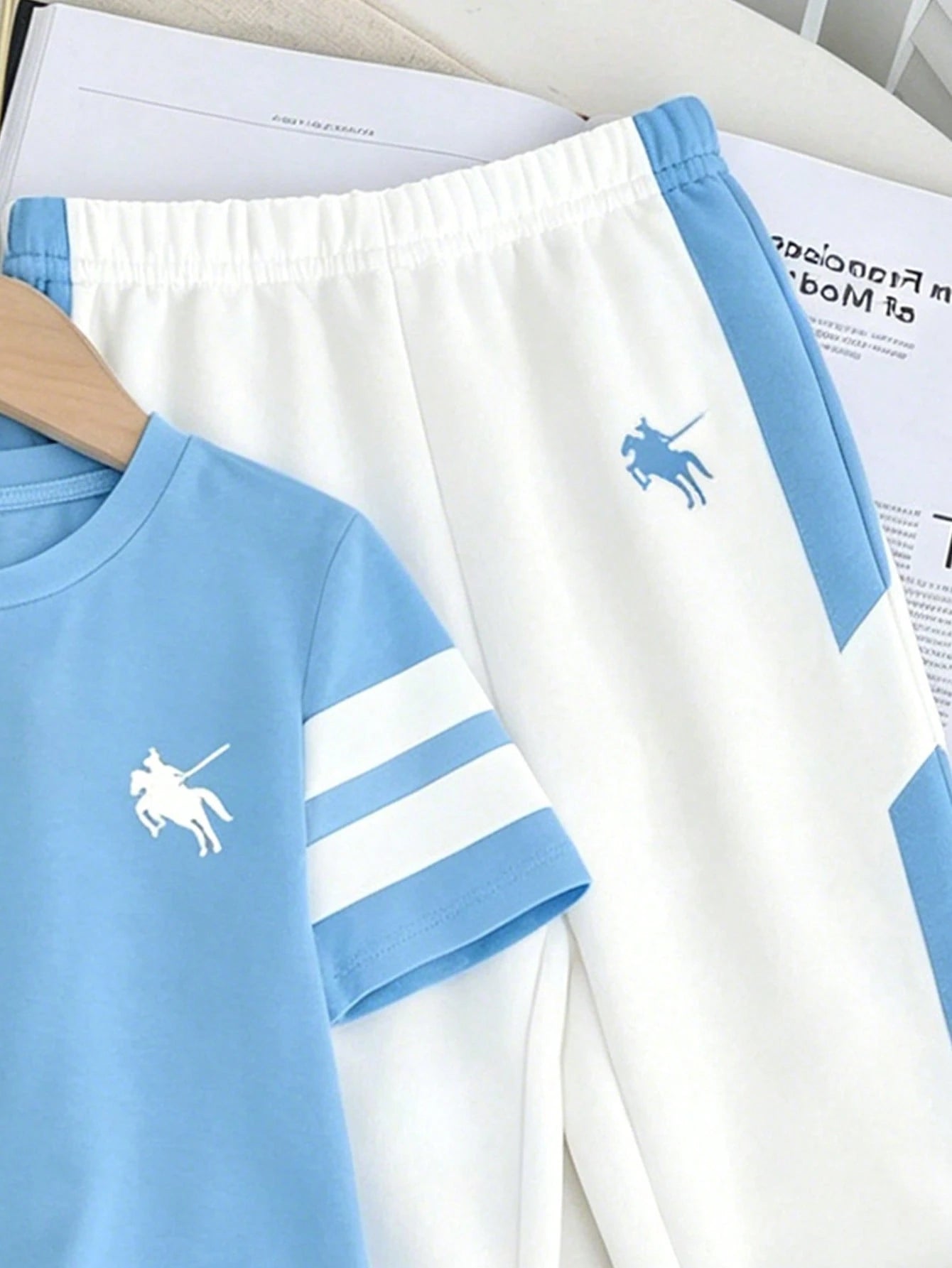 Prenda blanca conjunto deportivo para bebe con detalle de pantalón y cintura elástica
