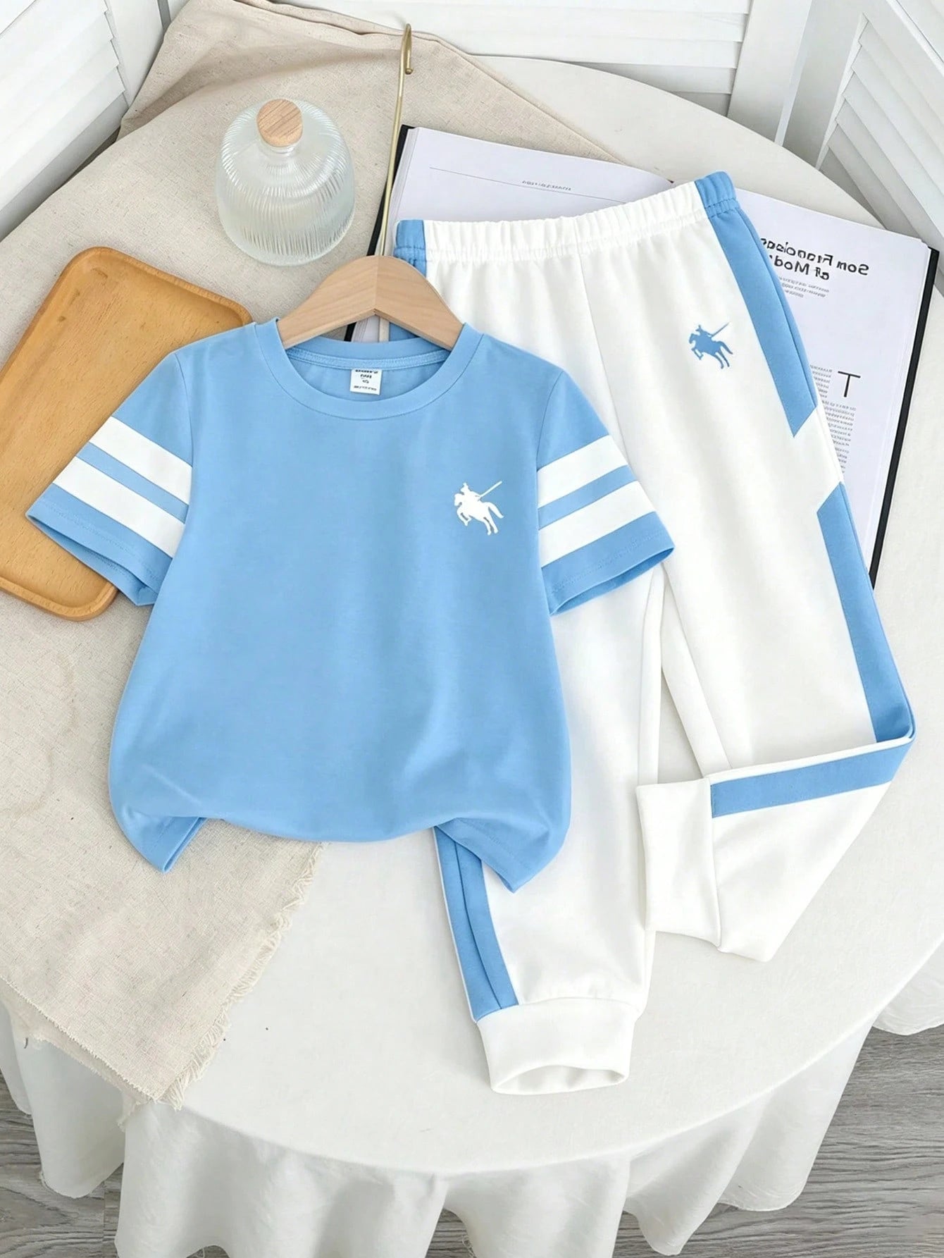 Prenda celeste conjunto deportivo para bebe con pantalón blanco vista frontal