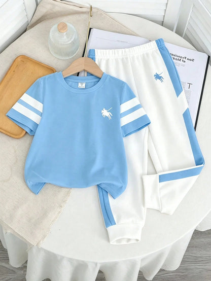 Prenda celeste conjunto deportivo para bebe con pantalón blanco vista frontal