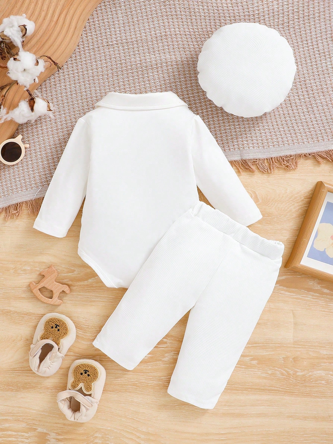 Prenda blanca conjunto para bebe vista trasera con pantalón y gorro