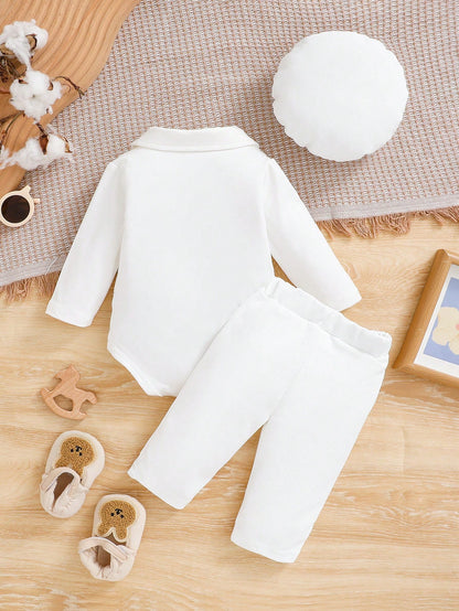 Prenda blanca conjunto para bebe vista trasera con pantalón y gorro