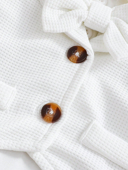Prenda blanca conjunto para bebe detalle de botones y moño