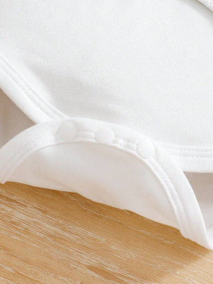 Prenda blanca conjunto para bebe detalle de broches inferiores