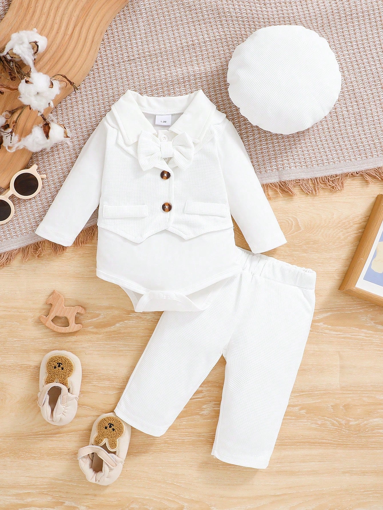 Prenda blanca conjunto para bebe vista frontal con chaleco y moño