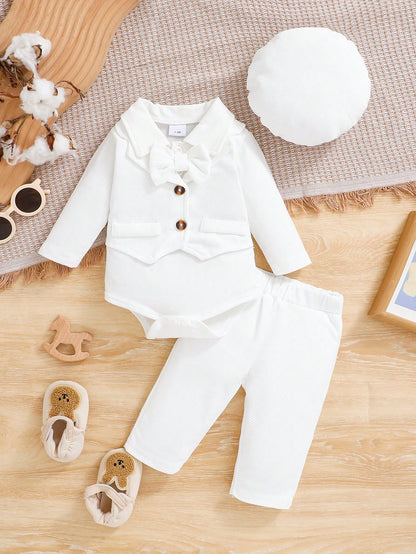 Prenda blanca conjunto para bebe vista frontal con chaleco y moño