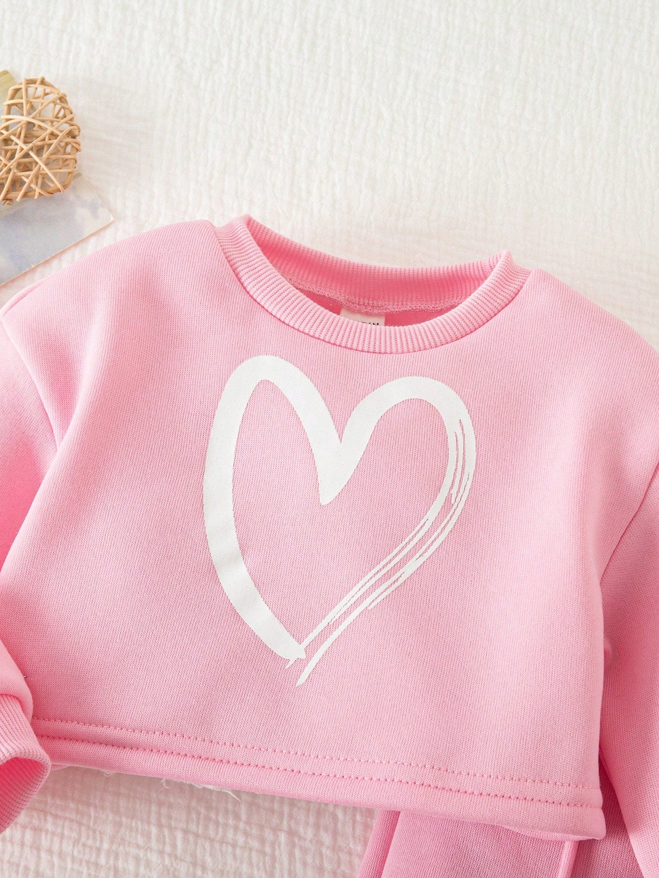 Conjunto rosa con sudadera corta y pantalón