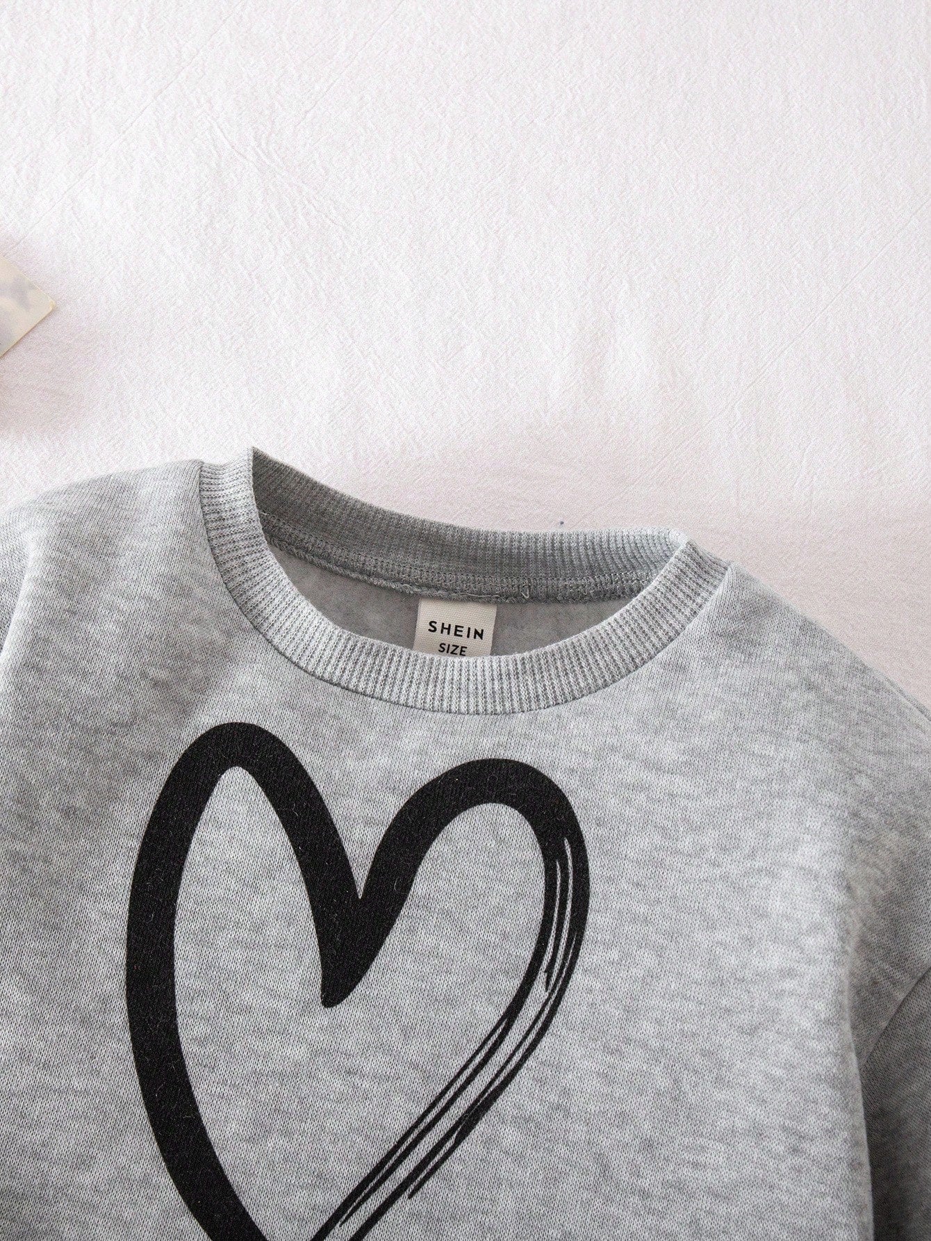 Conjunto gris con sudadera corta y pantalón
