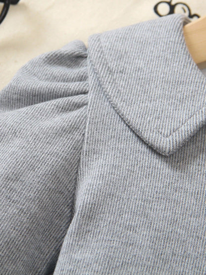 Vestido gris de punto con cuello peter pan y lazo negro