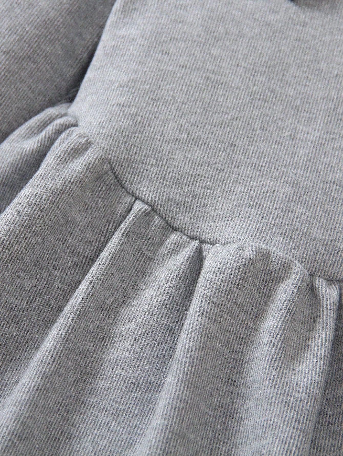 Vestido gris de punto con cuello peter pan y lazo negro