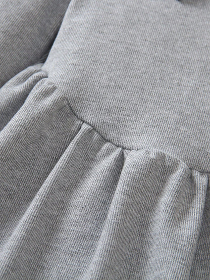 Vestido gris de punto con cuello peter pan y lazo negro