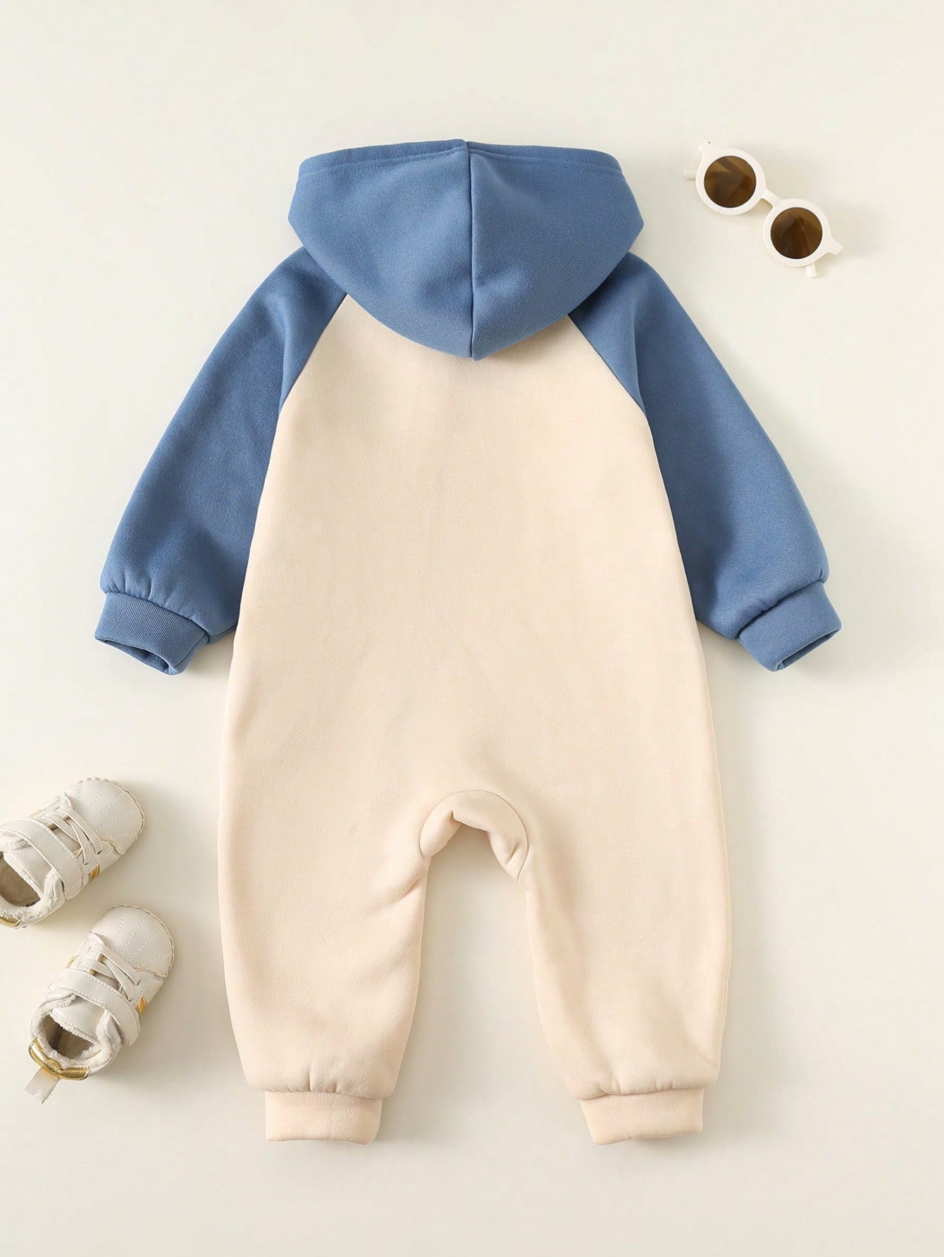 Mameluco beige azul con capucha y diseño de oso bordado
