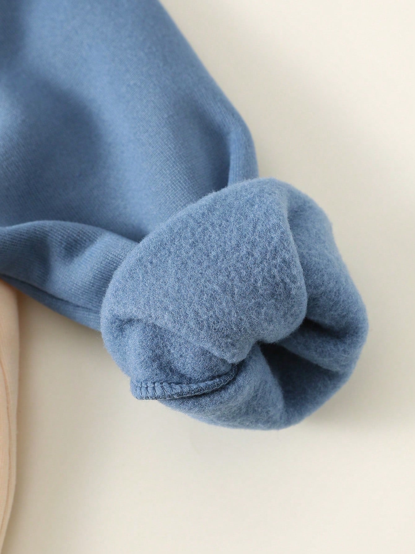 Mameluco beige azul con capucha y diseño de oso bordado