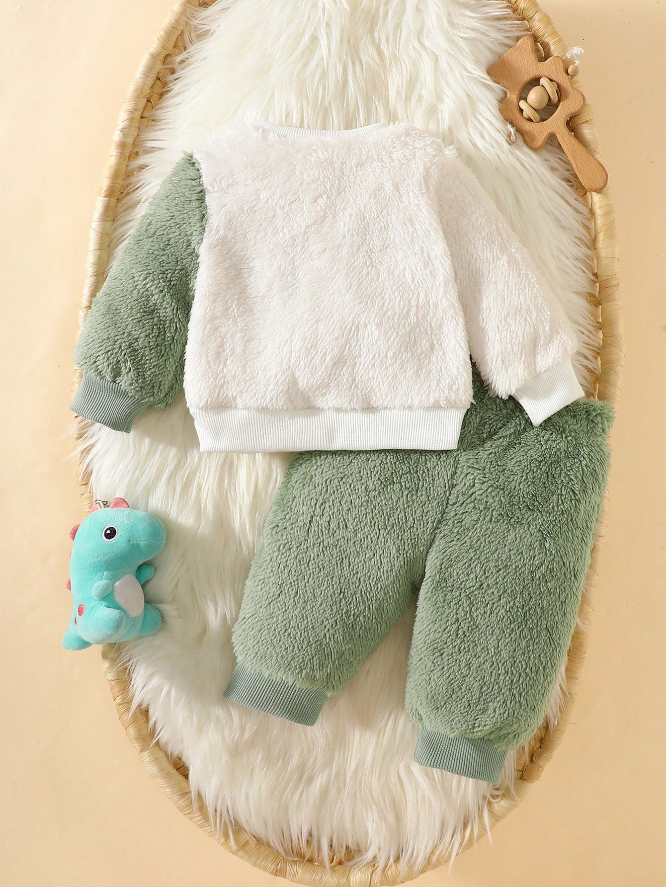 Prenda verde conjunto afelpado para bebe con suéter y pantalón vista trasera